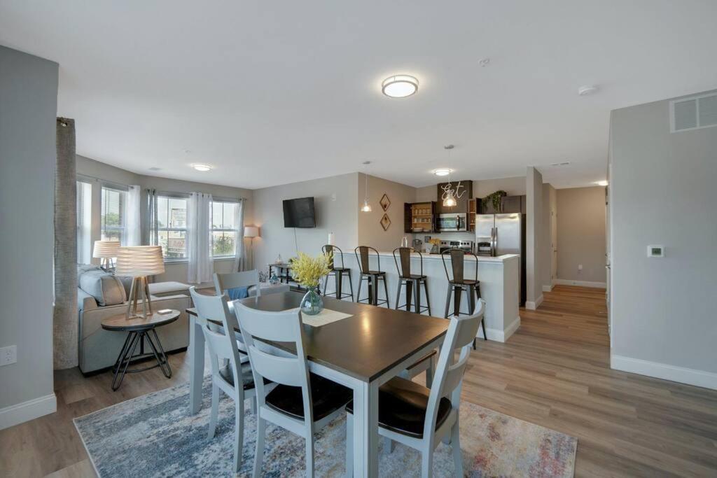 Beautiful 2Br Apt/Ewr Airport/King /Free Parking Newark Bagian luar foto