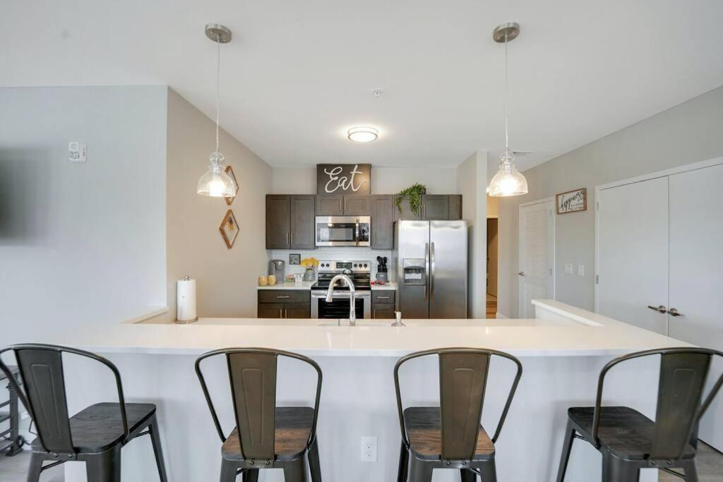Beautiful 2Br Apt/Ewr Airport/King /Free Parking Newark Bagian luar foto