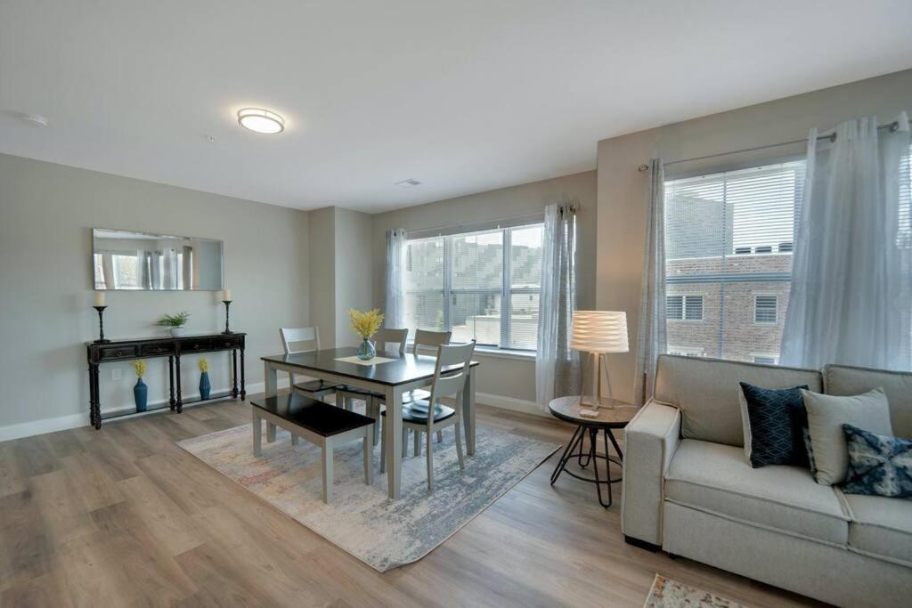 Beautiful 2Br Apt/Ewr Airport/King /Free Parking Newark Bagian luar foto