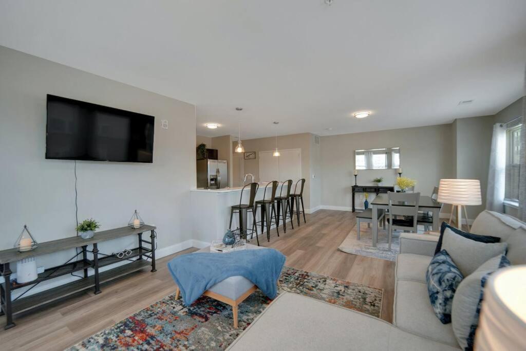 Beautiful 2Br Apt/Ewr Airport/King /Free Parking Newark Bagian luar foto