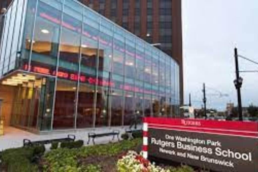 Beautiful 2Br Apt/Ewr Airport/King /Free Parking Newark Bagian luar foto