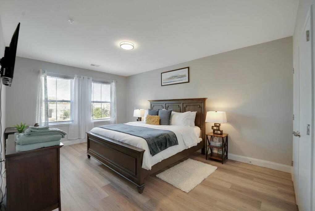 Beautiful 2Br Apt/Ewr Airport/King /Free Parking Newark Bagian luar foto