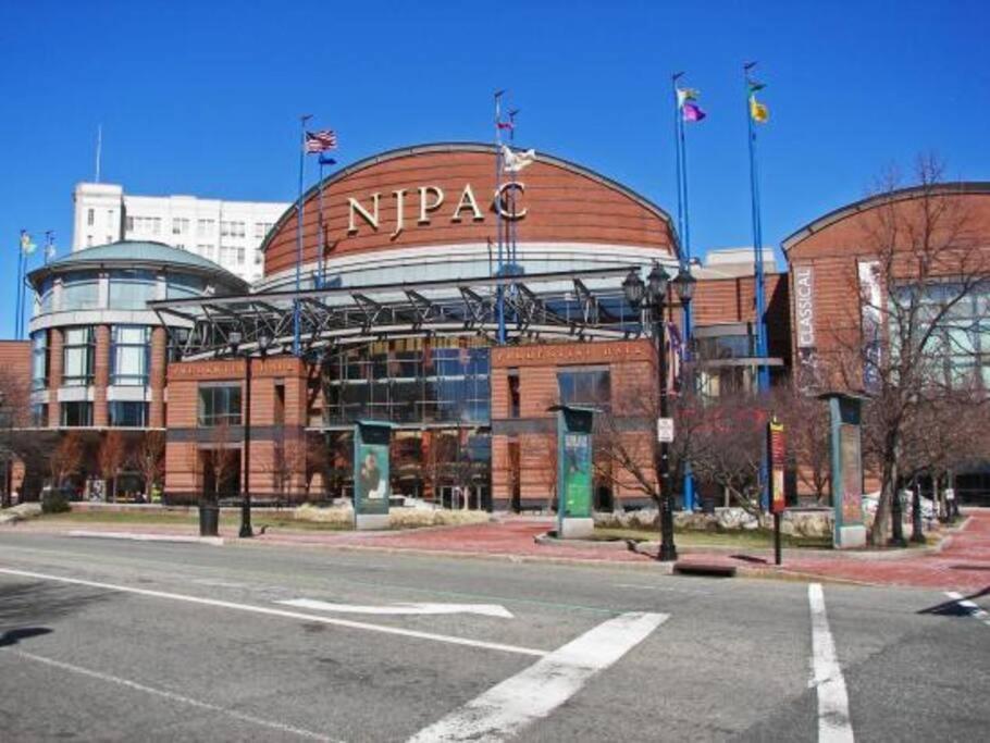 Beautiful 2Br Apt/Ewr Airport/King /Free Parking Newark Bagian luar foto