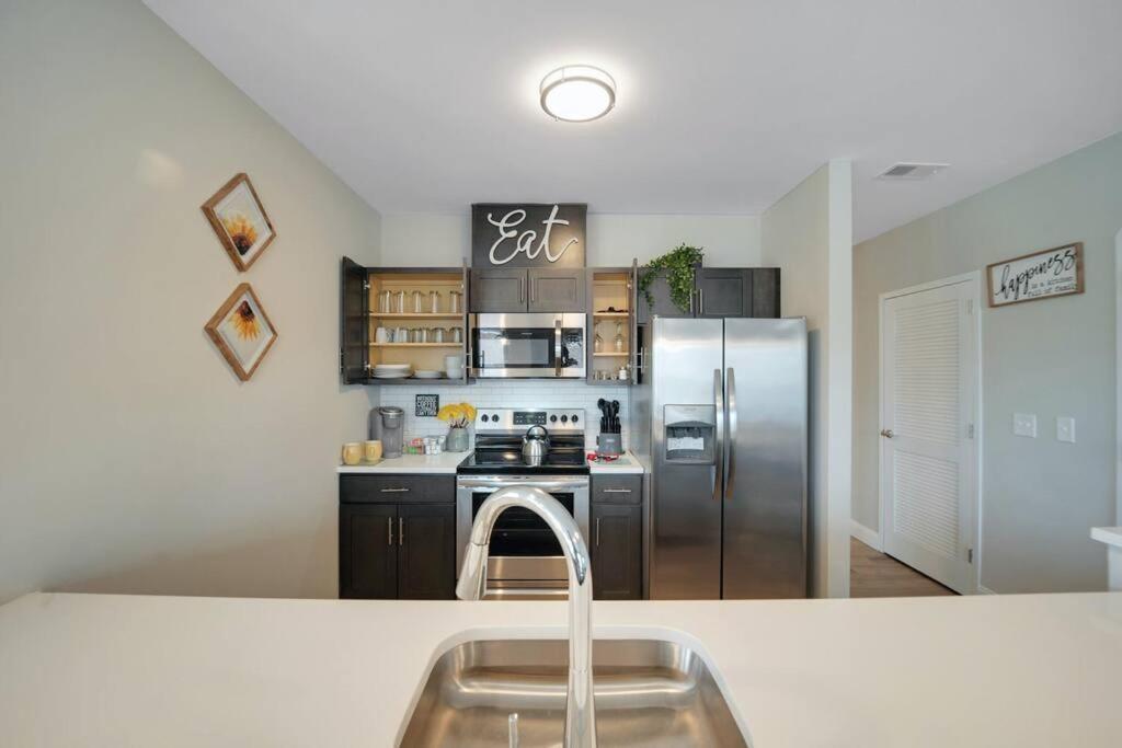 Beautiful 2Br Apt/Ewr Airport/King /Free Parking Newark Bagian luar foto