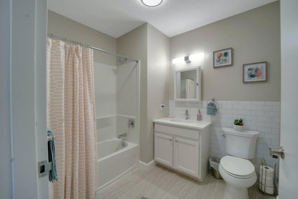 Beautiful 2Br Apt/Ewr Airport/King /Free Parking Newark Bagian luar foto